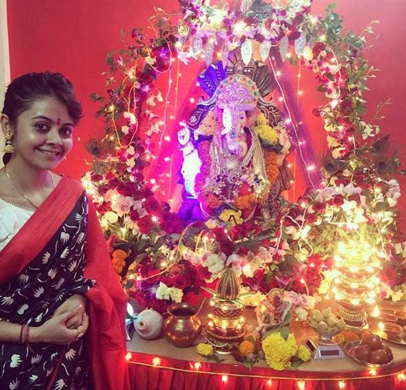 देवोलीना भट्टाचार्या 'गोपू बहू' भी बप्पा के रंग में रंगी नजर आईं।