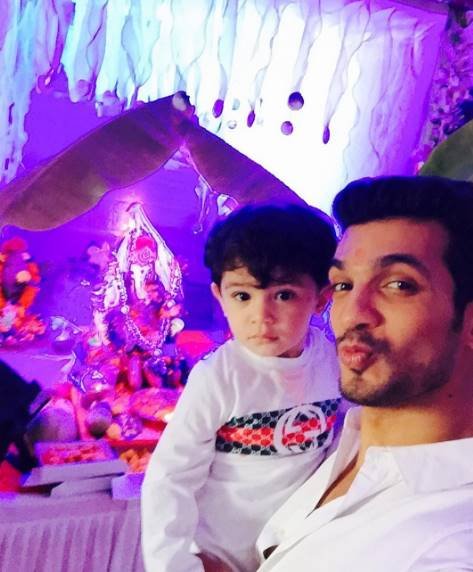 अर्जुन बिजलानी ने बेटे और बप्पा के साथ सेल्फी ली। यह सीरियल नागिन में मौनी रॉय के साथ नजर आए थे।