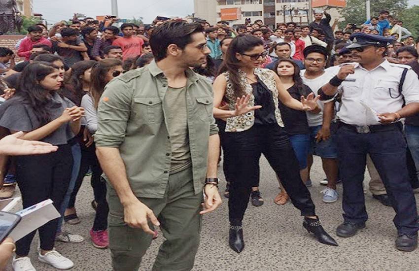 पुलिस वाले से डांस टिप्स सीखते कैटरीना-सिद्धार्थ