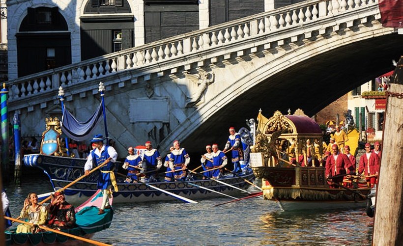 रेगता स्टोरिका नाम का ये त्योहार इटली के वेनिस में मनाया जाता है। इसके लिए तैयारियां जोर शोर से चल रही हैं। क्योंकि अब इसके लिए केलव 3 दिन बचे हैं। यह त्योहार 4 सितंबर को मनाया जाएगा। यह त्योहार सितंबर महीने के पहले रविवार को मनाया जाता है। इसमें अलग-अलग तरह की नाव चलाई जाती हैं। यह त्योहार 16वीं सदी की याद दिलाता है।