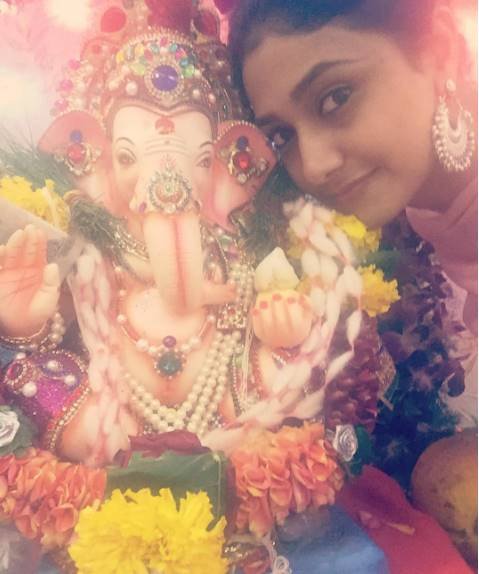 ये हैं रागिनी के बप्पा। रागिनी स्टार प्लस के शो ससुराल गेंदा फूल में नजर आ चुकी हैं।