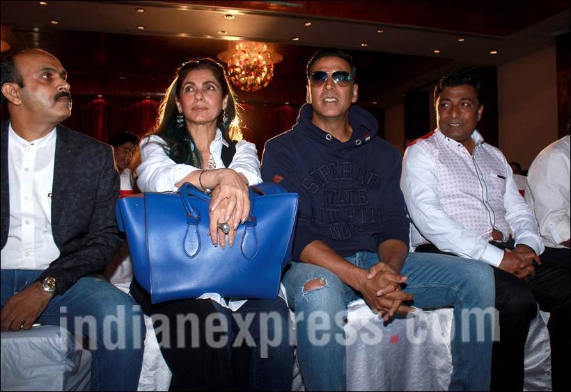 अक्षय कुमार और डिंपल के इन तस्वीरों से पता चलता है कि दोनों के बीच की बॉन्डिंग काफी अच्छी है।