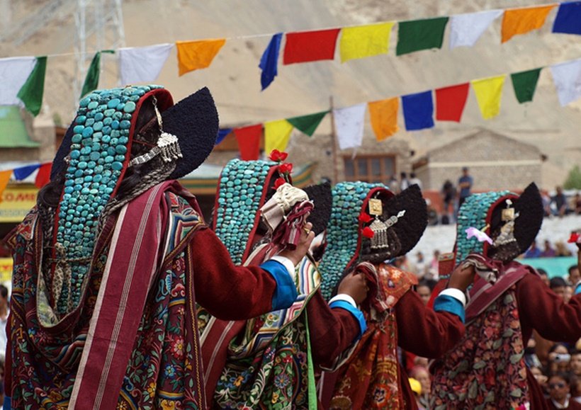 लद्दाख फेस्टिवल, यह फेस्टिवल 20 से 26 सितंबर के बीच मानाया जाता है। इस फेस्टिवल में डांस, गाना, ट्रेडिश्नल म्यूजिक होता है। लोग तरह-तरह के रंगीन कपड़े पहनकर आते हैं। 6 दिन के इस फेस्टिवल में तीरंदाजी और पोलो जैसे खेल भी होते हैं।