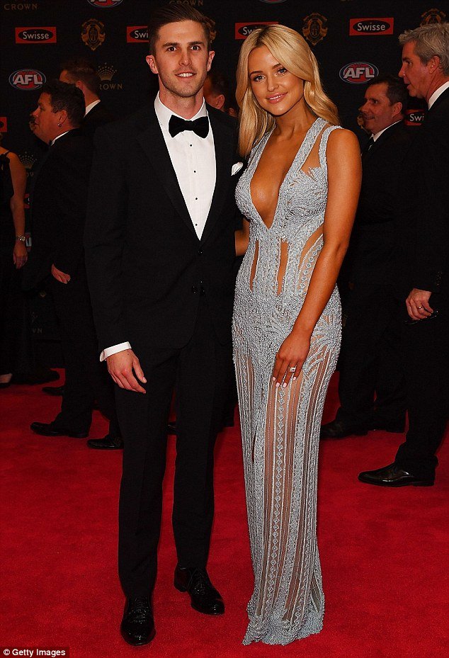 जेसी की फैंस फॉलोइंग को दखते हुए अक्सर उन्हें ब्यूटी ब्रॉन्ड्स द्वार अपने प्रोडेक्ट्स के प्रचार के लिए पैसे भी दिय जाते हैं।(pic source-instragram)