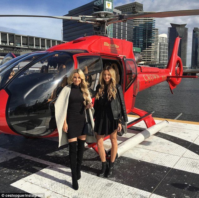 जेनी कई बार फंक्शन में भाग लेने के लिए हेलीकॉप्टर से जाती हैं।(pic source-instragram)