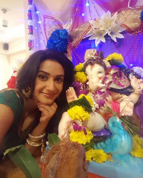 'मिले जब हम तुम' की नुपुर यानि रति पांडेय ने भी ली बप्पा के साथ सेल्फी।