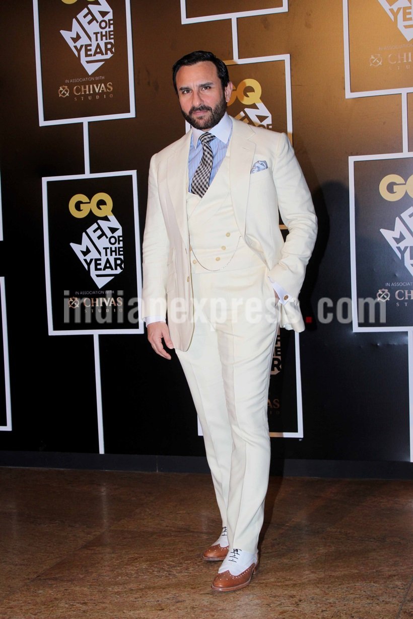 जल्द पापा बनने वाले सैफ इस इवेंट पर सूट बूट में नजर आए।