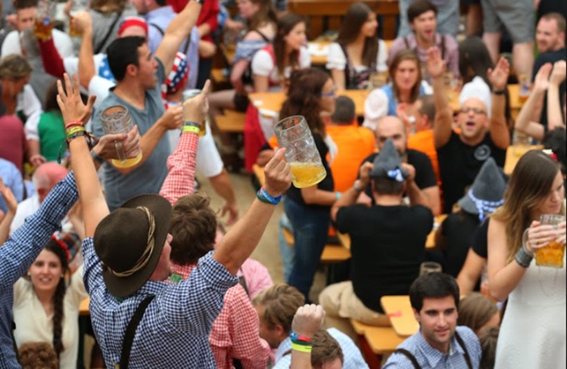 ओक्टोबरफेस्ट नाम से जाना जाने वाला ये फेस्टिवल जर्मनी में मनाया जाता है। इसकी शुरुआत 17 सितंबर से होती है और यह 3 अक्टूबर तक चलता है। इसमें वो सभी लोग बड़े ही शौक से हिस्सा लेते हैं जो अपने बीयर मग को बड़ी ही हिफाजत से रखते हैं।