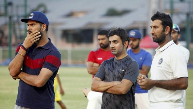 पुराजा खुशा, हैरान युवराज और गंभीर टिकाए इस ट्रॉफी पर नजर पुराजा खुशा, हैरान युवराज और गंभीर टिकाए इस ट्रॉफी पर नजर