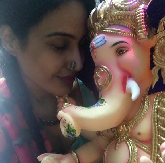 काम्या पंजाबी को ध्यान ही नहीं था कब उनकी और बप्पा की ये प्यारी तस्वीर कैमरे में कैद हो गई। काम्या ने ये तस्वीर इंस्टाग्राम पर Candid तस्वीर बता कर शेयर की थी।