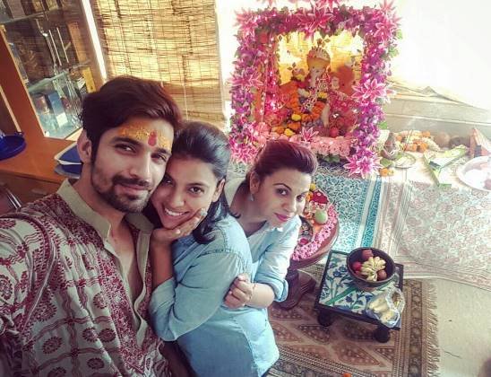 स्टार प्लस के शो साथिया टीम के जिगर ने कपिल शर्मा शो की क्रिएटिव डायरेक्टर्स के साथ सेल्फी ली।