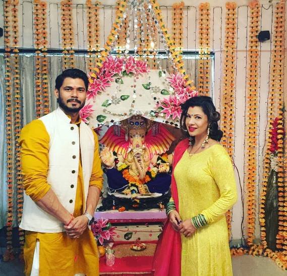 न्यूली वेड कपल संभावना सेठ ने इस तरह किया बप्पा का स्वागत।
