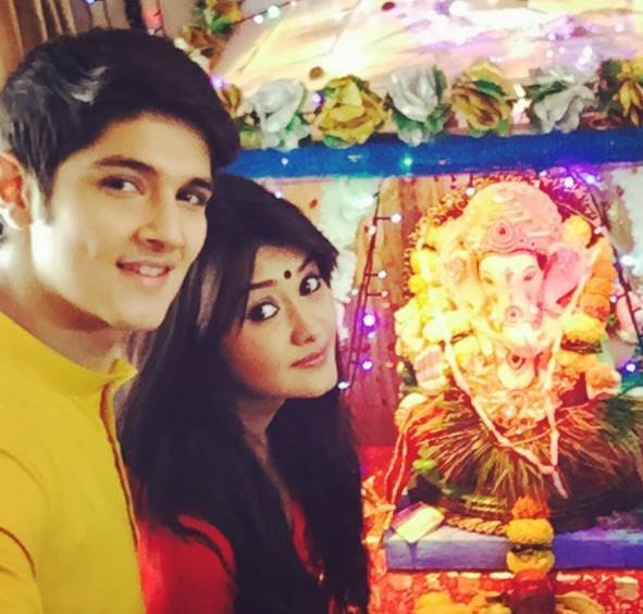 5 सितंबर से शुरू हुए गणेश उत्सव में छोटा पर्दे के सभी सेलेब्स त्योहारों के रंग में रंगे हुए हैं। सेल्फी विद बप्पा ले रहे है। इस कड़ी में सबसे पहले नाम 'ये रिश्ता क्या कहलाता है' के नक्ष का जो अपनी खास फ्रेंड और बप्पा के साथ सेल्फी लेते दिखे।