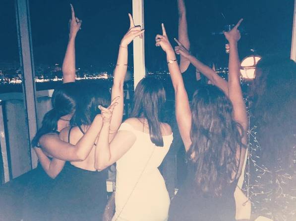 आलिया भट्ट और अकांशा राजन कपूर बेस्ट फ्रेंड्स हैं। दोनों बचपन से साथ हैं। ऐसा कभी नहीं हुआ जब इन्होंने एक दूसरे का बर्थडे मिस किया हो। यह वजह रही कि हाल ही आलिया ने अकांशा को एक स्पेशल सरप्राइज दिया।