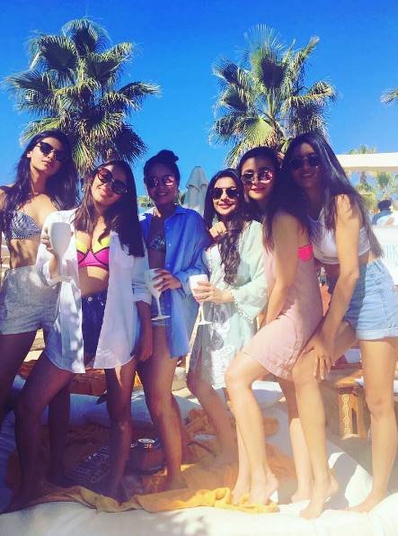 फ्रेंड्स के साथ वीकएंड इंजॉय करने के बाद आलिया काम पर लौट गईं।