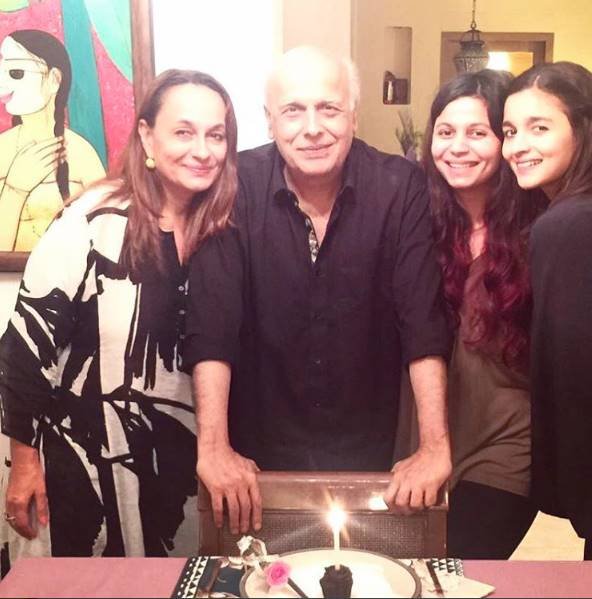 20 सितंबर को महेश भट्ट का बर्थडे था। इस मौके पर पूरी फैमिली साथ दिखी।