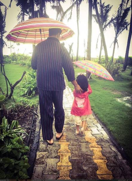 बॉलीवुड के खिलाड़ी कुमार आज अपना बर्थडे मना रहे हैं। इस मौके पर देखिए उनकी जिंदगी से जुड़ी कुछ खास तस्वीरें। इस तस्वीर में अक्षय अपनी बेटी के साथ दिख रहे हैं।