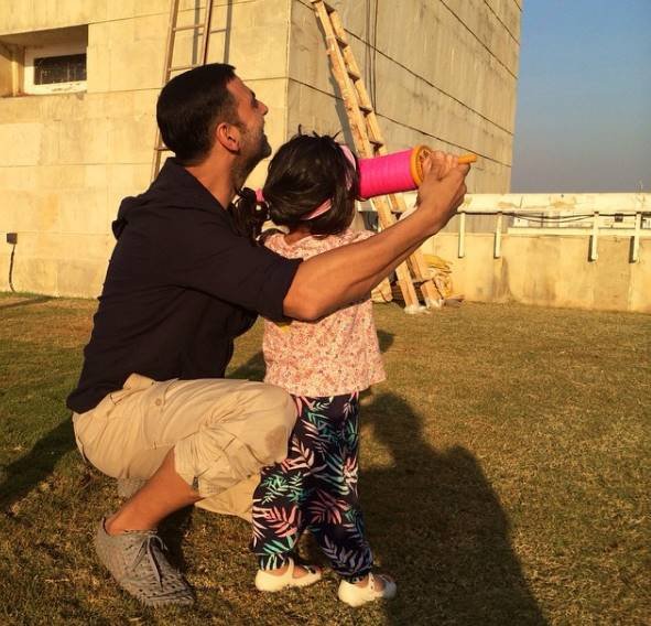 बेटी नितारा को पतंग उड़ाना सिखाते अक्षय।