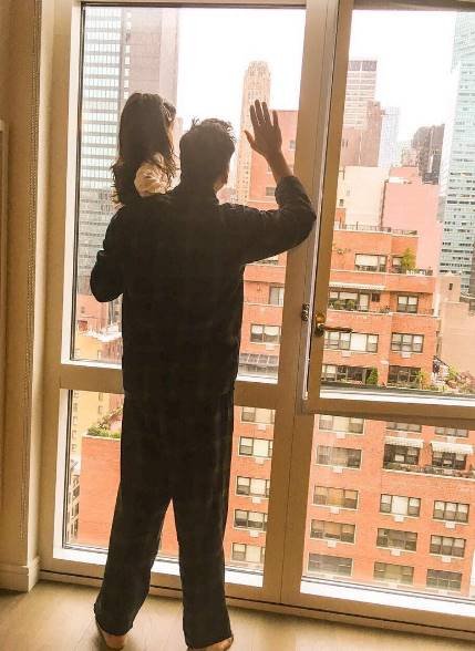 अक्षय अपनी बेटी नितारा के साथ कई तस्वीरें शेयर करते हैं। लेकिन कभी नितारा का चेहरा नहीं दिखा है।