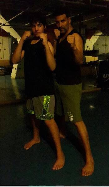 अक्षय के बेटे भी अक्षय की तरह मार्शल आर्ट में ट्रेनिंग लेते हैं।