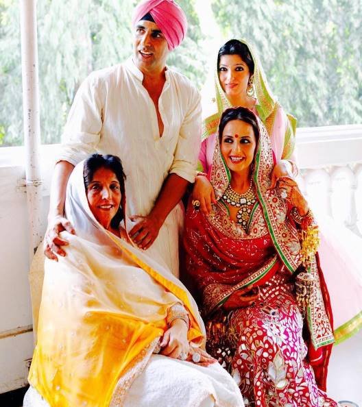 अक्षय ने यह तस्वीर वुमेंस डे के मौके पर शेयर की थी। इसमें ट्विंकल, उनकी बहन और मां उनके साथ हैं।