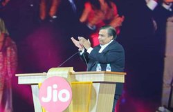 मुकेश अंबानी ने जैसे ही की ‘रिलायंस जियो वेलकम आॅफर’ की घोषणा, लुढ़क गए एयटेल और आइडिया के शेयर्स