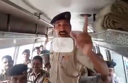 फौजी ने साथियों को सुनाई कविता- कश्‍मीर तो होगा लेकिन पाकिस्‍तान नहीं, उरी हमले के बाद वायरल हुआ वीडियो