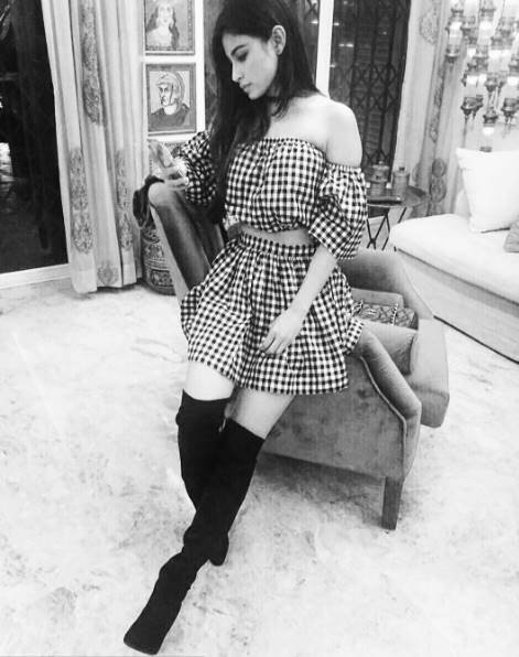 छोटे पर्दे की एक्ट्रेसेज ने शेयर की ब्लैक एंड व्हाइट इफेक्ट वाली फोटो। आपको कौनसी पसंद आई? ये हैं मौनी रॉय, मॉनी नागिन सीरियल में नजर आई थीं।