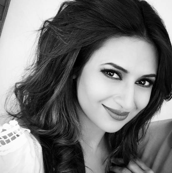 दिव्यांका ने भी ब्लैक एंड व्हाइट में हाथ आजमाते हुए ये तस्वीर शेयर की।