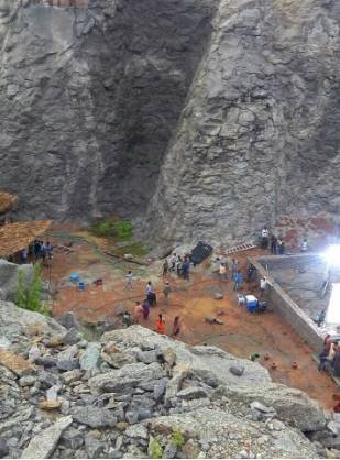 इंटरनेट पर वायरल इन तस्वीरों पहाड़ी लोकेशन दिख रही है। आपको याद होगा कि बाहुबली में भी कुछ इस तरह की लोकेशन थी और विशाल झरना था।