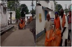 बिहार: एंबुलेंस नहीं मिलने पर पॉलिथीन में शव ले जाने पर मजबूर हुआ गरीब परिवार