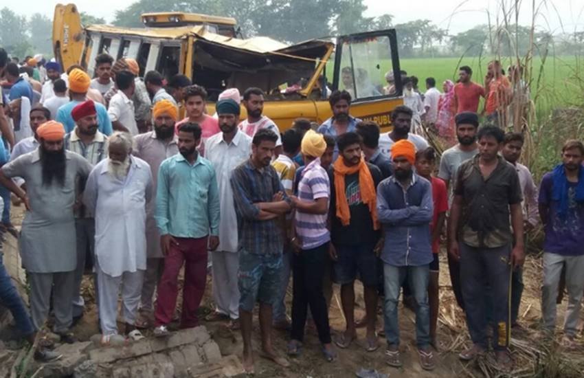 बस में सवार बच्चे स्कूल से घर जा रहे थे। (Photo-ANI)