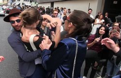 क्रेजी फैन ने जबरदस्ती बाहों में उठाया तो इस सुपर मॉडल ने कोहनी मारकर सूंघा दी जमीन