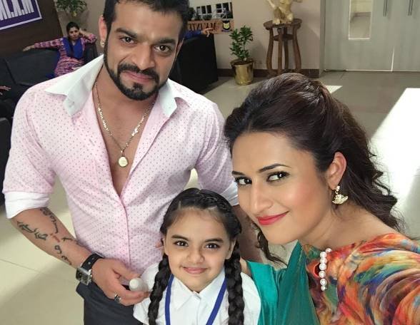 इशिता ने रूही के बर्थडे की खुशी में पहले ही केक काट लिया और उसकी तस्वीर इंस्टाग्राम पर शेयर की।