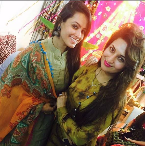 इस मौके पर 'इशिता' दिव्यांका त्रिपाठी और 'शगुन' अनीता हसनंदानी एक कलर की ड्रेस पहने दिखे।