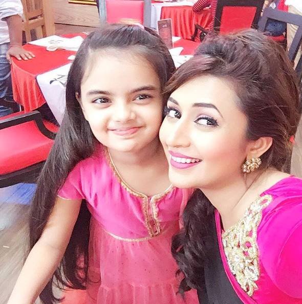 रूही और इशिता (दिव्यांका त्रिपाठी) काफी क्लोज हैं। वो अकसर ही अपनी तस्वीरें इंस्टाग्राम पर शेयर करती रहती हैं।