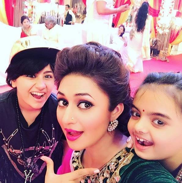 छोटी और बड़ी रूही के साथ इशिता।