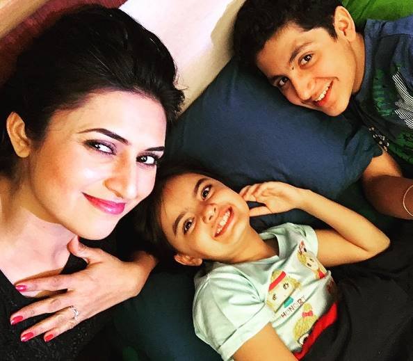 अपने ऑनस्क्रीन बच्चों रूही और आदि के साथ दिव्यांका त्रिपाठी।