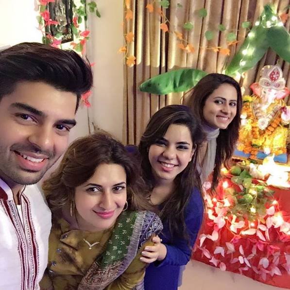 ये हैं मोहब्बतें की इशिता यानि दिव्यांका त्रिपाठी ने अपने खास दोस्तों के घर जाकर बप्पा के दर्शन किए और तस्वीरें शेयर कीं।