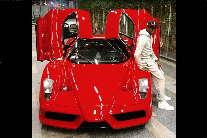 मेवेदर को सुपरकारों का भी बड़ा शौक है। इंस्टाग्राम पर वह अपनी Enzo Ferrari कार के साथ देखे गिए है। इस कार के दुनियाभर में बस 400 पीस हैं। उनके पास कई लग्जरी कारें हैं।(Photo: Floyd Mayweather/Instagram)