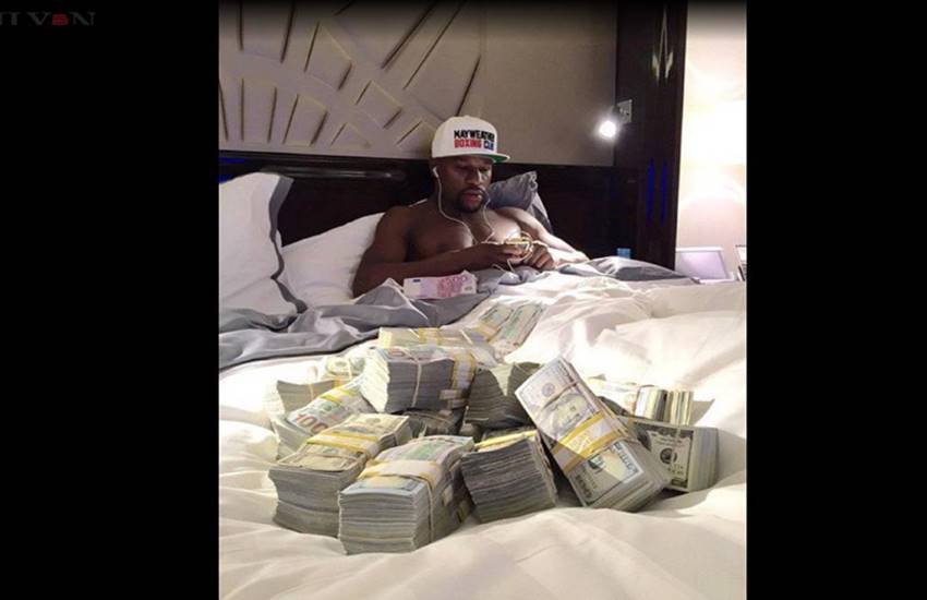 दुनिया के सबसे ज्यादा पैसे कमाने वाले एथलीट में से एक पूर्व बॉक्सर फ्लॉयड मेवेदर अपनी धमाकेदार बॉक्सिंग के साथ ही अपनी लग्जरी लाइफ के लिए भी जाने जाते हैं। कभी ना हारने वाला यह बॉक्सिंग चैंपियन बिस्तर पर नोट बिखरने के बाद लेटता है। आंकड़ों के मुताबिक उनके पास करीब 4500 करोड़ की प्रॉपर्टी है। उन्होंने इस्टाग्राम पर एक फोटो डाली थी, जिसमें उनके बिस्तर पर नोटों की गड्डी पड़ी हुई थी। (Photo: Floyd Mayweather/Instagram)