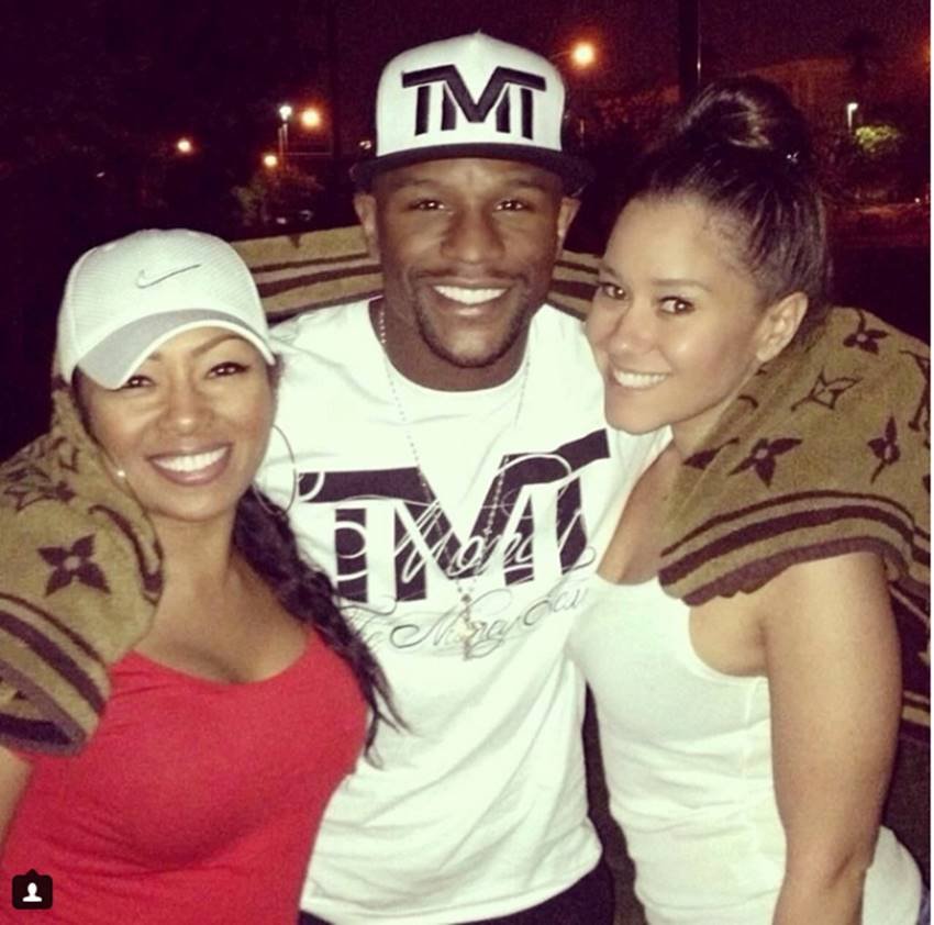 मेवेदर अपने घर पर ही स्ट्रिप डांस के लिए लड़कियां बुलवा लेते हैं और उनपर खूब नोट उड़ाते हैं। उनकी लग्जरी का अंदाजा इसी बात से लगाया जा सकता है कि एक बार शॉप गर्ल पर फिदा होने पर उन्होंने उसे लेने के लिए अपना प्राइवेट जेट तक भेज दिया था। (Photo: Floyd Mayweather/Instagram)