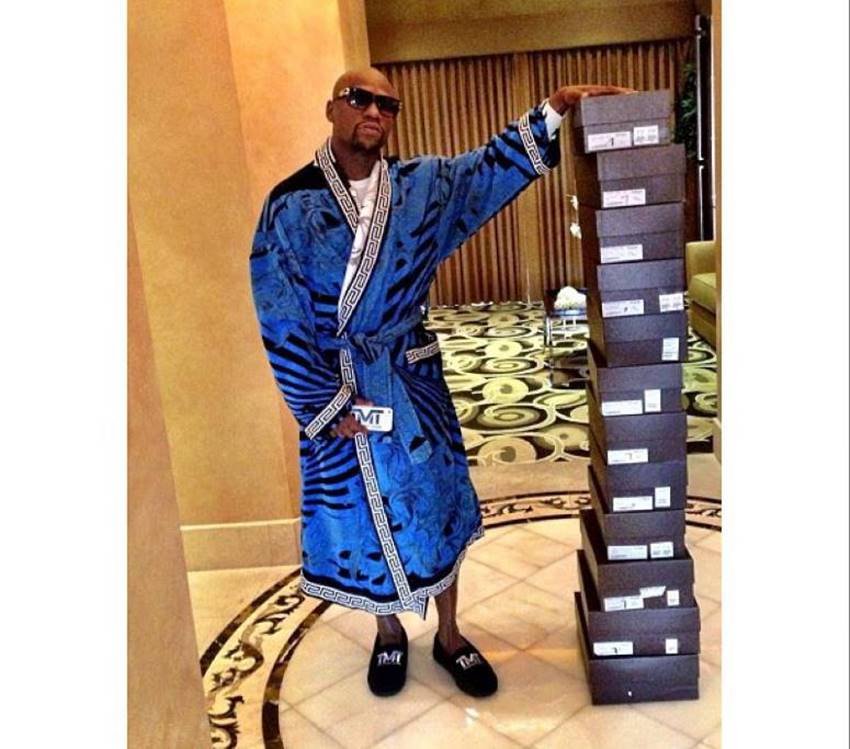 फ्लॉयड मेवेदर ने भले ही इस मुकाम तक पहुंचने के लिए बेहद संघर्ष किया हो, मगर अब वो अपनी हर ख्वाहिश को पूरा करने में लगे हैं। उन्हें महंगे जूता को भी शौक है, तभी वो एक फोटो में डिजाइनर जूतों के एक टावर के साथ खड़े दिखाई दिए। (Photo: Floyd Mayweather/Instagram)