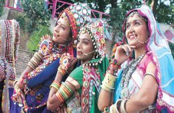 हिंदू संस्था बोली- लड़कियों के लिए गरबा में घुसते हैं ग़ैरहिंदू, आधार कार्ड देखकर मिले एंट्री