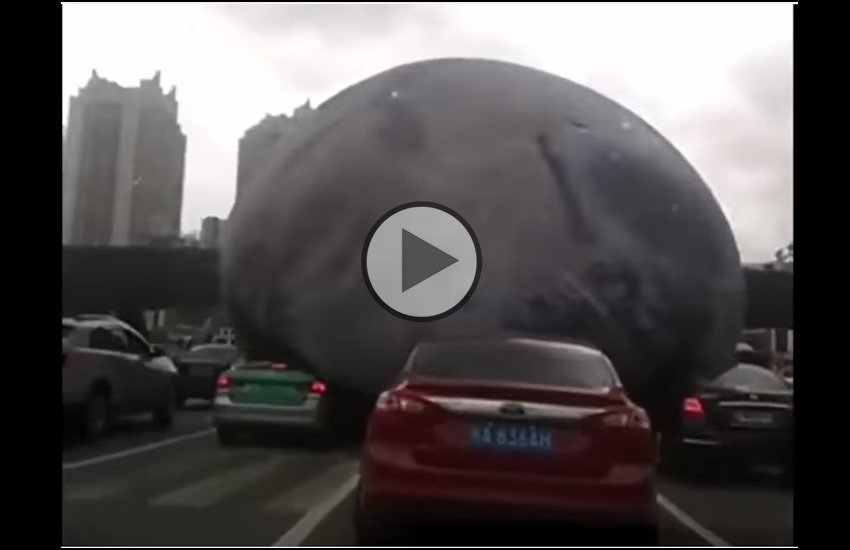 दरअसल यह चांद एक आर्टिफिशल मून था, जो असल में एक गुब्बारा है। दरअसल यह चांद एक आर्टिफिशल मून था, जो असल में एक गुब्बारा है।