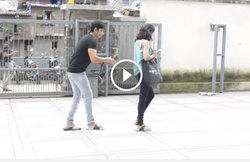 Video: सांप दिखाकर डराने वाले को इस लड़की ने सिखाया जोरदार सबक