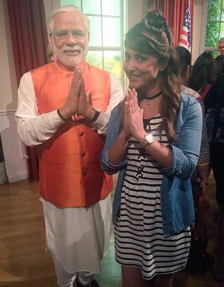 पीएम मोदी के वैक्स स्टैचू के साथ हिना खान।