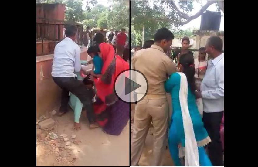 मारपीट के दौरान पुलिस भी वहां मौजूद थी, जो महिला को मारपीट करने से रोकने में असफल रही। 