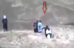 Video: ISIS के आतंकी ने छोटे से बच्चे के हाथ में थमाई बंदूक, कैदी के सामने खड़ा किया, फिर…