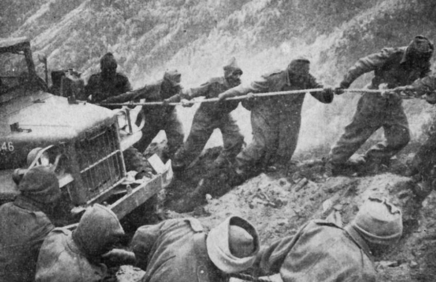 1962 के युद्ध के दौरान खींचकर ट्रक को पहाड़ी पर चढ़ाते भारतीय जवान। (Photo- Indian Express Archive)
